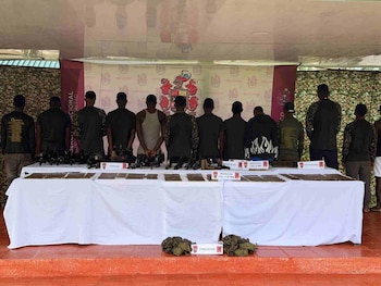 18 integrantes de la Coordinadora Nacional Ejército Bolivariano se sometieron a la justicia en Tumaco: incautaron un arsenal - crédito Ejército Nacional de Colombia