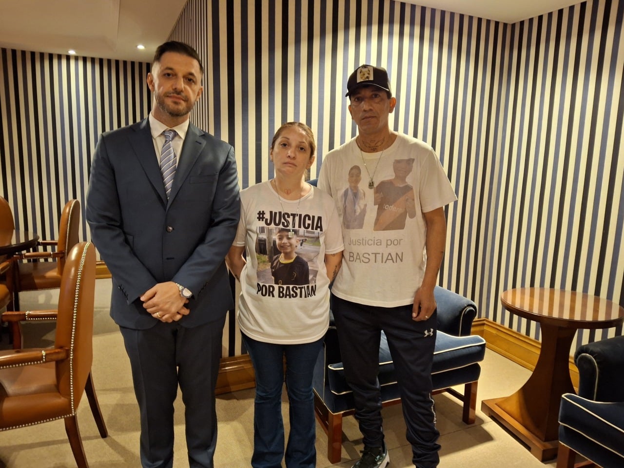 Los padres de Bastián Escalante con su abogado Matías Morla