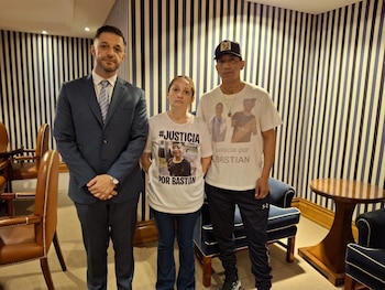 Los padres de Bastián Escalante con su abogado Matías Morla