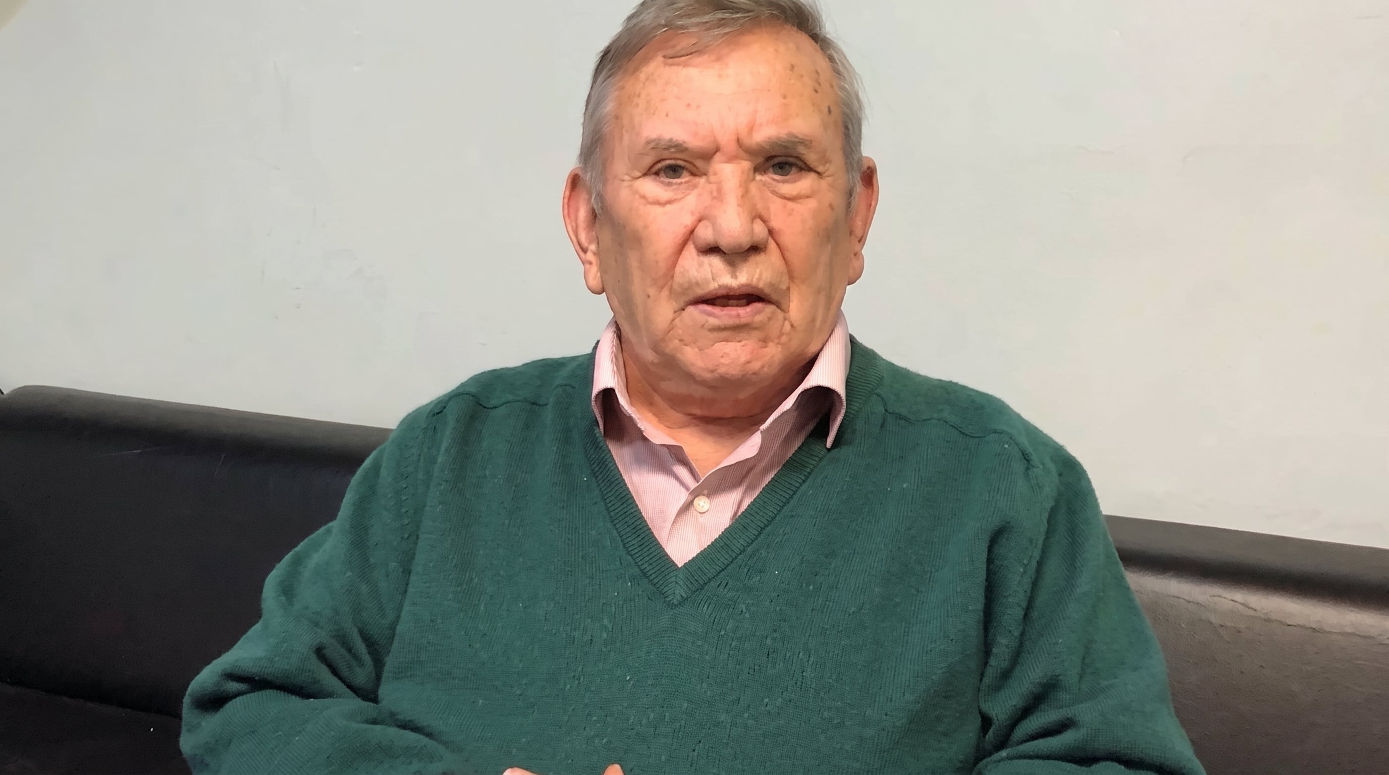 El periodista mexicano de espectáculos Chucho Gallegos viste un suéter verde sobre una camisa de cuello. (Imagen Ilustrativa Infobae)
