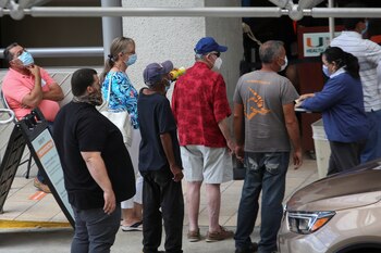 Fila de revisión de síntomas, en la entrada del hospital Jackson Memorial en Miami (Reuters)