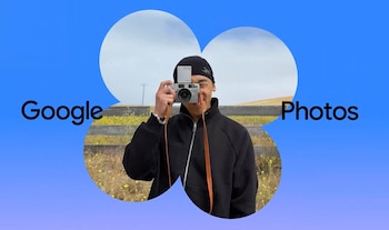Un hombre con gorro negro sostiene una cámara de fotos dentro de un marco con la forma del icono de Google Photos sobre fondo azul