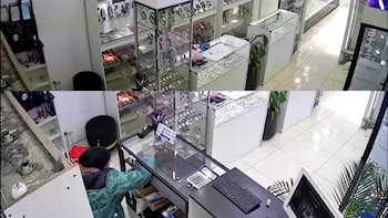 Video: entraron a robar a una joyería de Lanús, rompieron las vitrinas y vaciaron los exhibidores