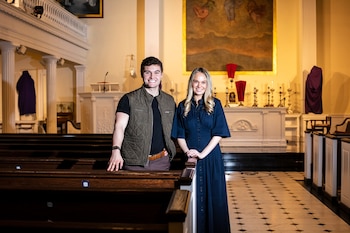 Anthony Gross, a la izquierda, con su amiga Kate DePetro. Ambos organizaron una fiesta de pizza antes de la misa del domingo 22 de marzo en San José. (Bryan Anselm/Para The Washington Post)