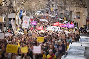 Decenas de personas durante una manifestación con motivo de la huelga de docentes en Cataluña, en la Vía Augusta, a 11 de febrero de 2026, en Barcelona. (David Zorrakino / Europa Press)