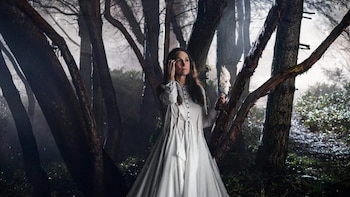 La serie sobre folclore y brujería ideal para ver en Halloween: basada en la figura de Baba Yaga, la hechicera que vivía en una casa con patas de pollo