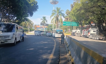 Transportistas de Morelos se sumaron al paro nacional con una concentración en la Autopista del Sol, a la altura de Cuernavaca (X@masiosaremor)