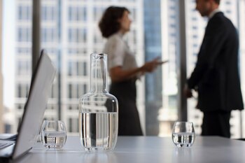 Si uno trabaja en una