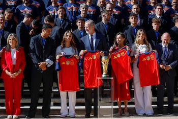 Los reyes Felipe VI y Letizia, la princesa de Asturias y la infanta Sofía, reciben en el Palacio de la Zarzuela a la selección española masculina de fútbol, tras proclamarse ayer campeones del mundo derrotando en la final a Argentina. EFE/Daniel González