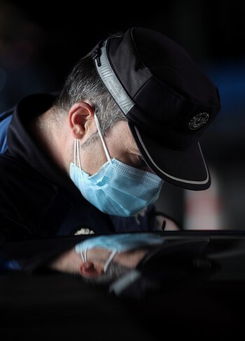 21/09/2020 Un agente de la Policía Municipal de Madrid realiza un control de movilidad en el distrito de Puente de Vallecas, Madrid (España), a 21 de septiembre de 2020. Puente de Vallecas es uno de los seis distritos de la capital que posee zonas básicas de salud en las que la Comunidad de Madrid aplica desde hoy limitaciones para controlar la pandemia del coronavirus. Así, queda restringida la entrada y la salida en estas zonas salvo para cuestiones básicas, como, entre otras, los desplazamientos al lugar de trabajo o a centros sanitarios, a una citación judicial, cuidado a personas dependientes o para ir al colegio.
SOCIEDAD
Eduardo Parra - Europa Press