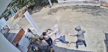 La víctima se defendió y evitó el robo de su motocicleta - crédito Captura video