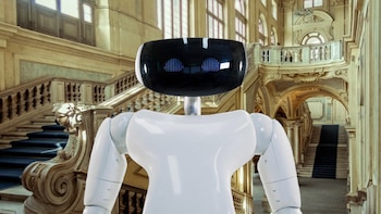 Así es R1, el robot que guía a los visitantes por uno de los palacios históricos más importantes de Italia
