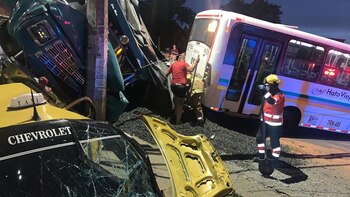 Video | Falla mecánica provocó que volqueta cargada rodara por una pendiente y arrastrara a cinco vehículos en Bello, Antioquia