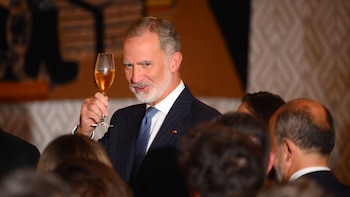 Felipe VI y Letizia despiden a los Macron con una cena en la Embajada: así ha sido el vestido francés que pone el broche de oro a una jornada histórica