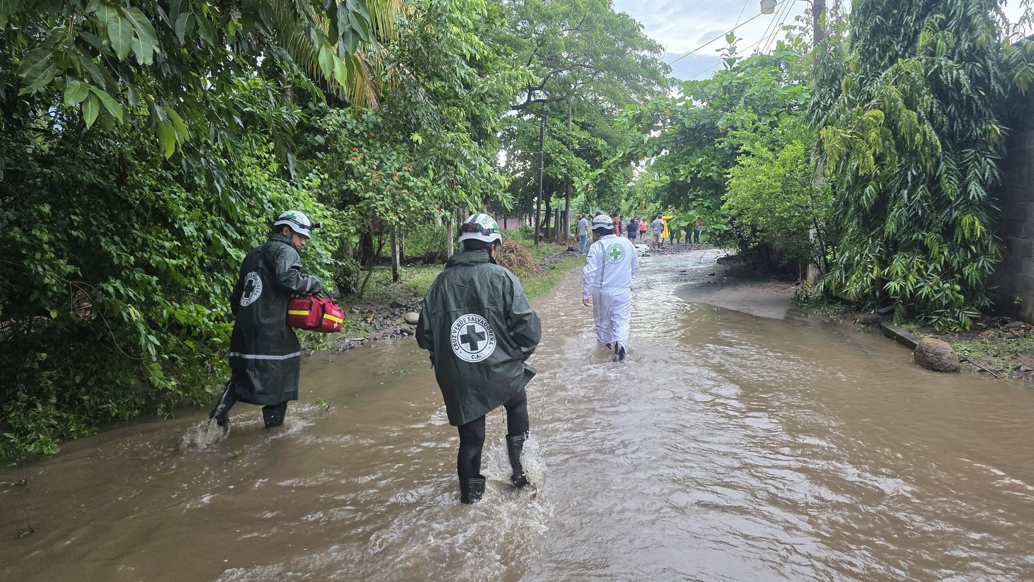 Los equipos de socorro recorrieron la lotificación para identificar riesgos adicionales y necesidades médicas entre los residentes. (Cortesía: Cruz Verde Salvadoreña La Paz Este)