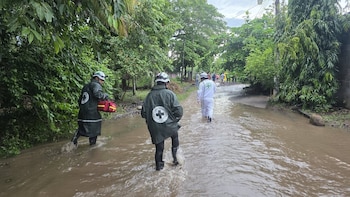 Los equipos de socorro recorrieron la lotificación para identificar riesgos adicionales y necesidades médicas entre los residentes. (Cortesía: Cruz Verde Salvadoreña La Paz Este)