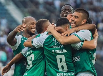 Los jugadores del Deportivo Cali celebrando el segundo gol con el que le ganaron 2-0 a Alianza Lima de Perú en partido amistoso - crédito Deportivo Cali
