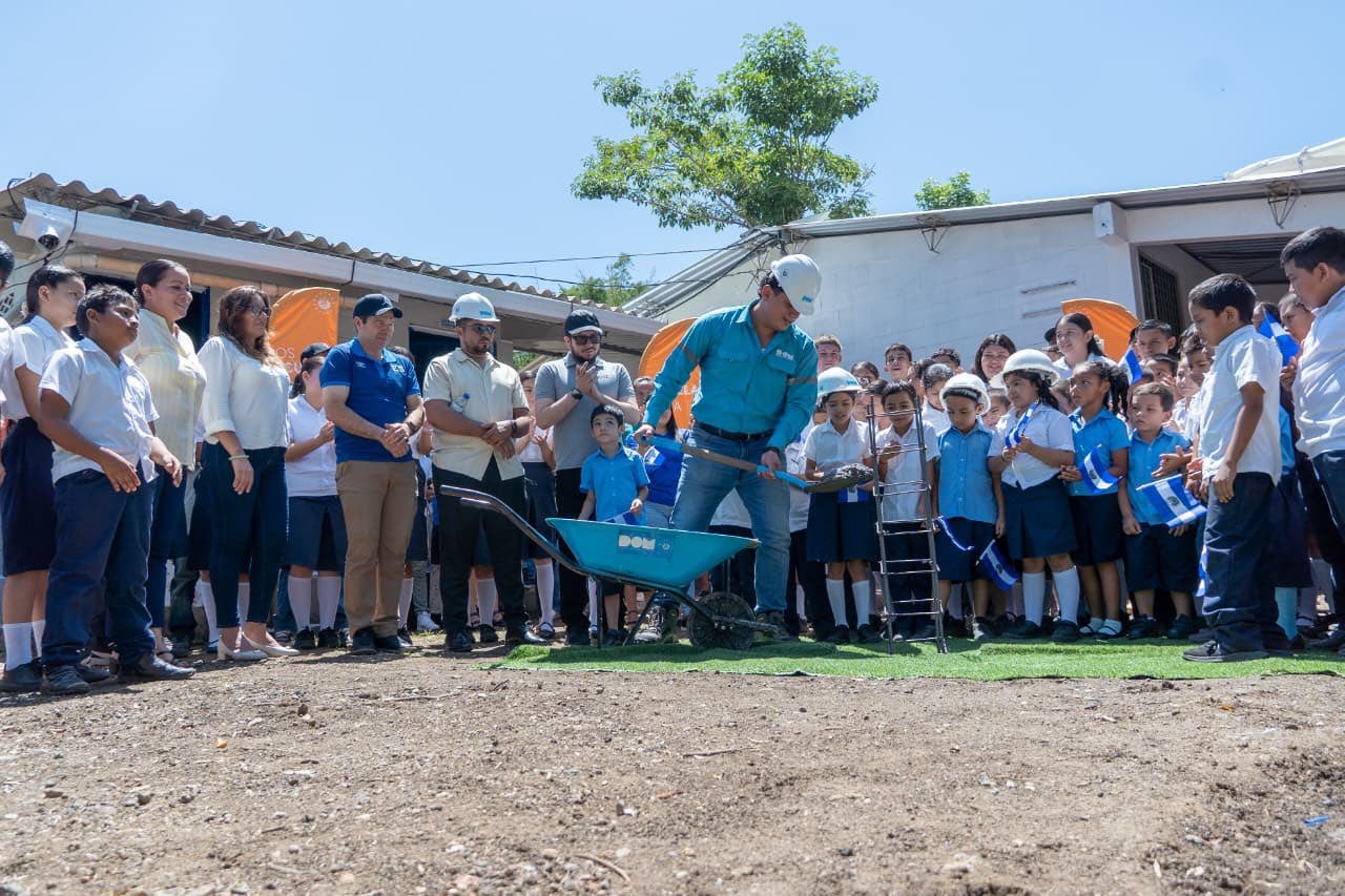 La Dirección de Obras Municipales comenzó la intervención con la demolición de áreas deterioradas y la rehabilitación de seis módulos y tres aulas del centro escolar. (Foto cortesía Dirección de Obras Municipales)