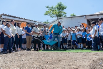La Dirección de Obras Municipales comenzó la intervención con la demolición de áreas deterioradas y la rehabilitación de seis módulos y tres aulas del centro escolar. (Foto cortesía Dirección de Obras Municipales)