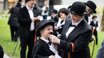 Cientos de imitadores de Charlie Chaplin se reúnen en Suiza