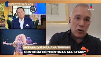 Captura de un programa de televisión con una videollamada al productor Alejandro Gou y una imagen de la actriz Mariana Treviño en el escenario