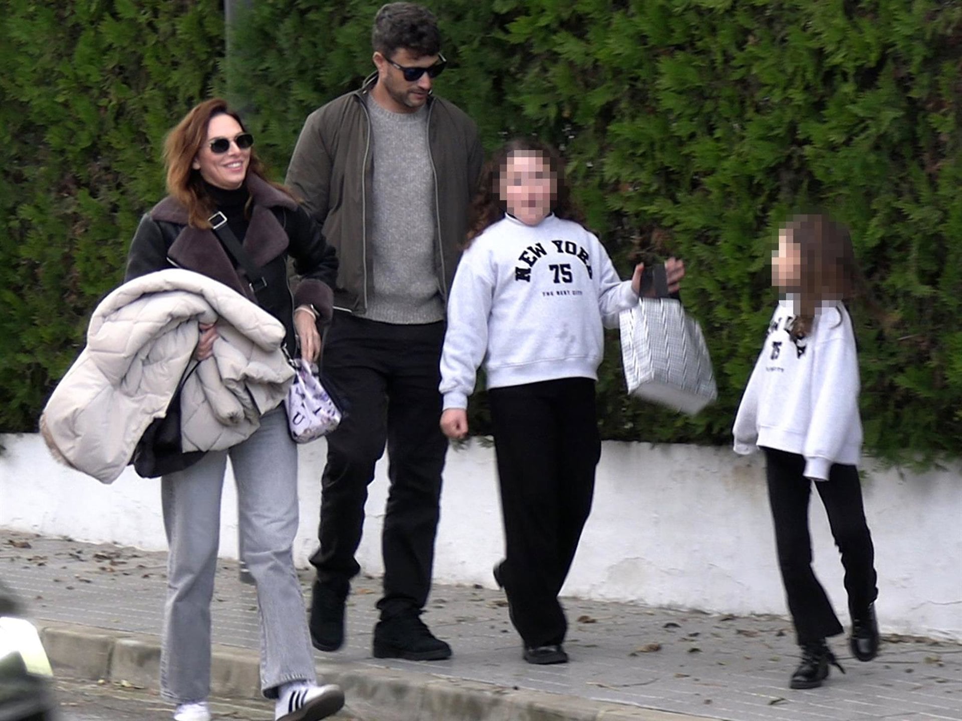 Irene Rosales disfruta de la cabalgata de Reyes con Guillermo y sus hijas. (EUROPA PRESS).