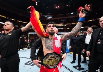 Ilia Topuria levanta el título de campeón de la UFC tras derrotar a Volkanovski. (UFC/Europa Press)