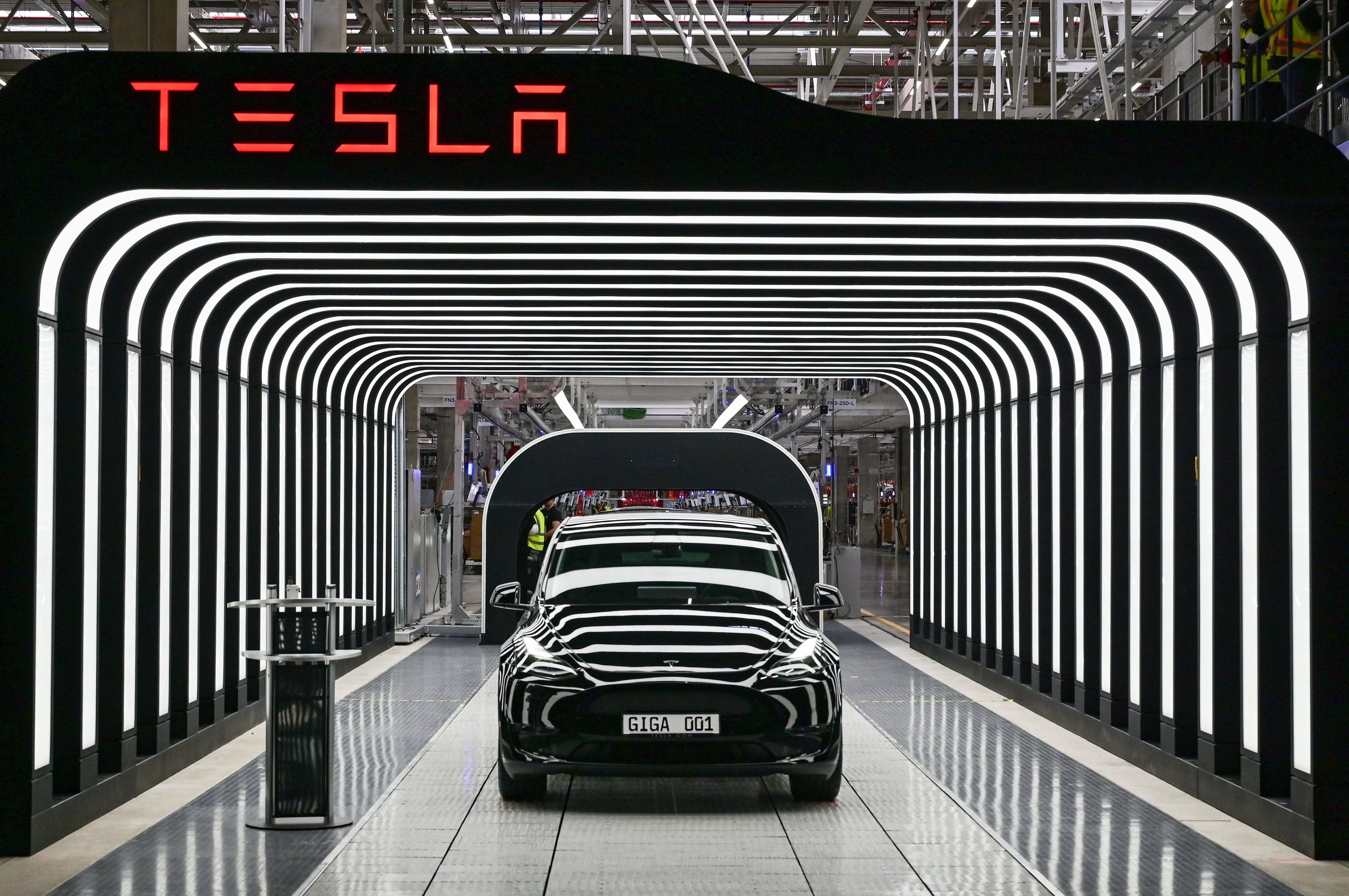 La integración de partes europeas tiene que ser del 65% para poder acceder al beneficio arancelario. Marcas chinas o la propia Tesla, que produce en Alemania, deben cumplir esa cuota. (Patrick Pleul/Pool via AP, archivo)