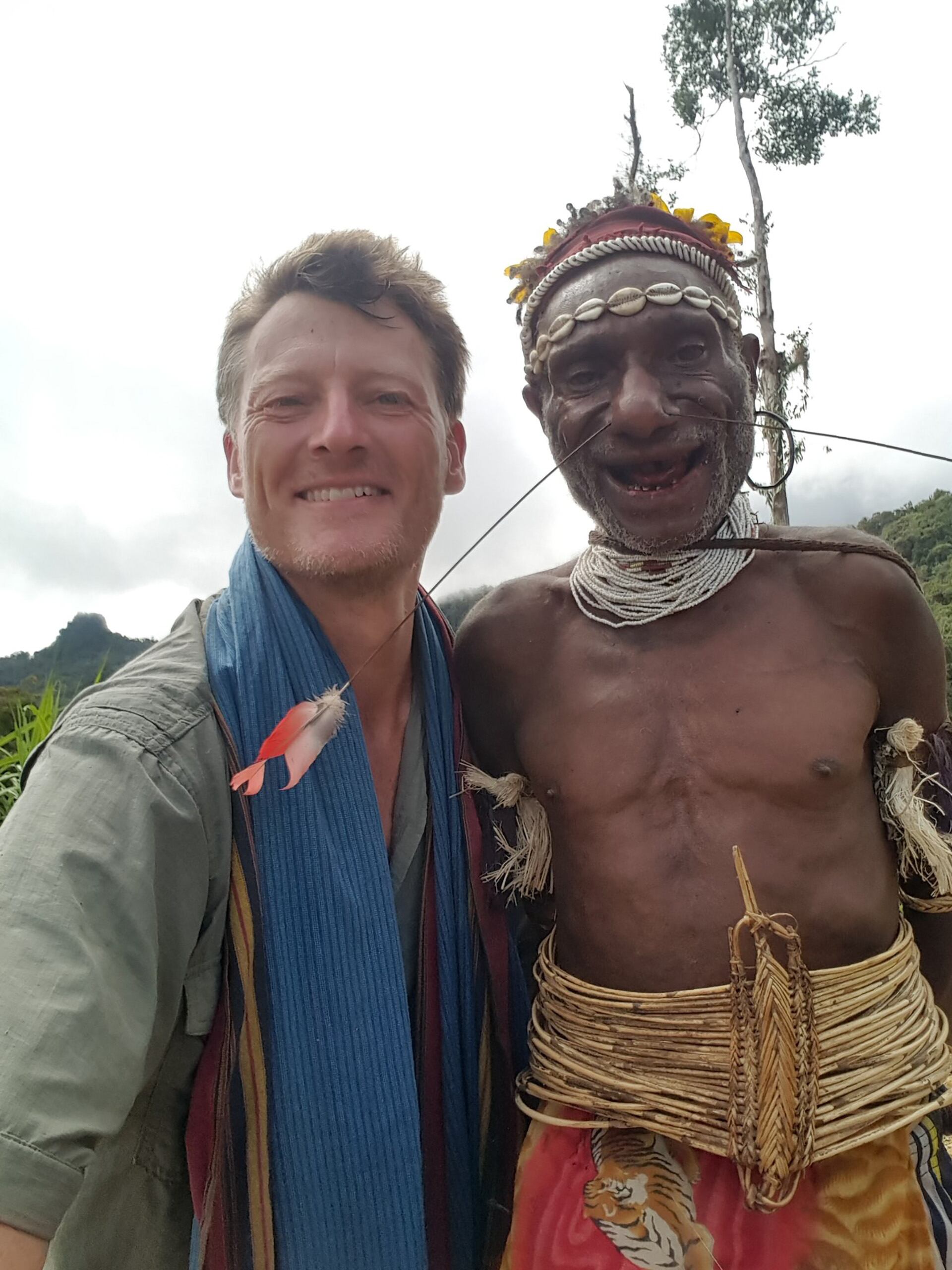 El rescate incluyó también a una mujer local enferma de malaria y a su esposo, trasladados junto a Allen en helicóptero (@benedictallen)