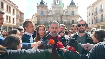 Denunciado un conocido expresentador de Antena 3 por trabajar para Vox mientras cobra 60.000 euros públicos de Canal Sur: “Se lo lleva calentito”