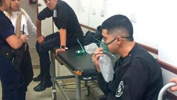 Uno de los policías atendidos