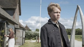 La película basada en hechos reales que narra el derrumbe del nazismo desde la mirada de un niño en una isla remota: “Tan sensible como delicada”