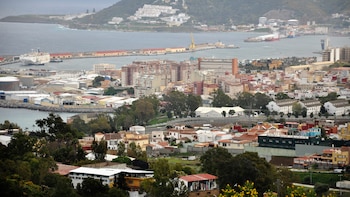 El Gobierno interviene el puerto de Ceuta para instalar carpas destinadas a migrantes pese a la negativa de la Autoridad Portuaria