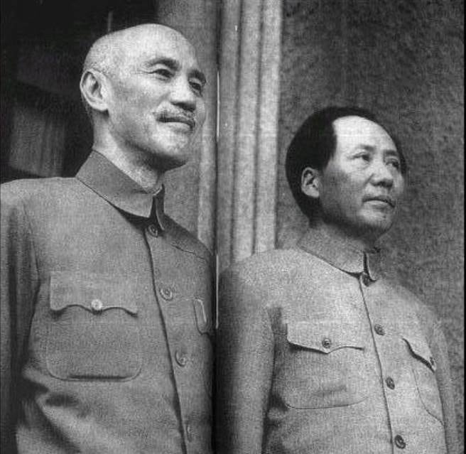 Chiang Kai-shek y Mao Zedong durante un encuentro en Chongqing en 1945 (Wikipedia)