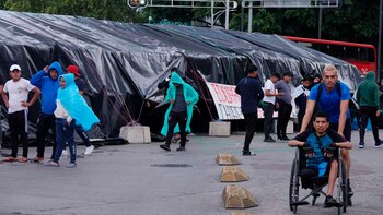 CIUDAD DE MÉXICO, 04JUNIO2025.- Capitalinos transitan caminando por Avenida Insurgentes y Paseo de la Reforma debido a un plantón de más de 24 horas que mantiene un grupo de estudiantes de la Escuela Normal Rural "Plan de Ayala", en donde exigen justicia por la muerte de uno de sus compañeros, quien presuntamente recibió un disparo en la cabeza durante una manifestación frente a la Normal Rural Mactumactzá, el pasado 15 de mayo. FOTO: GRACIELA LÓPEZ/CUARTOSCURO.COM