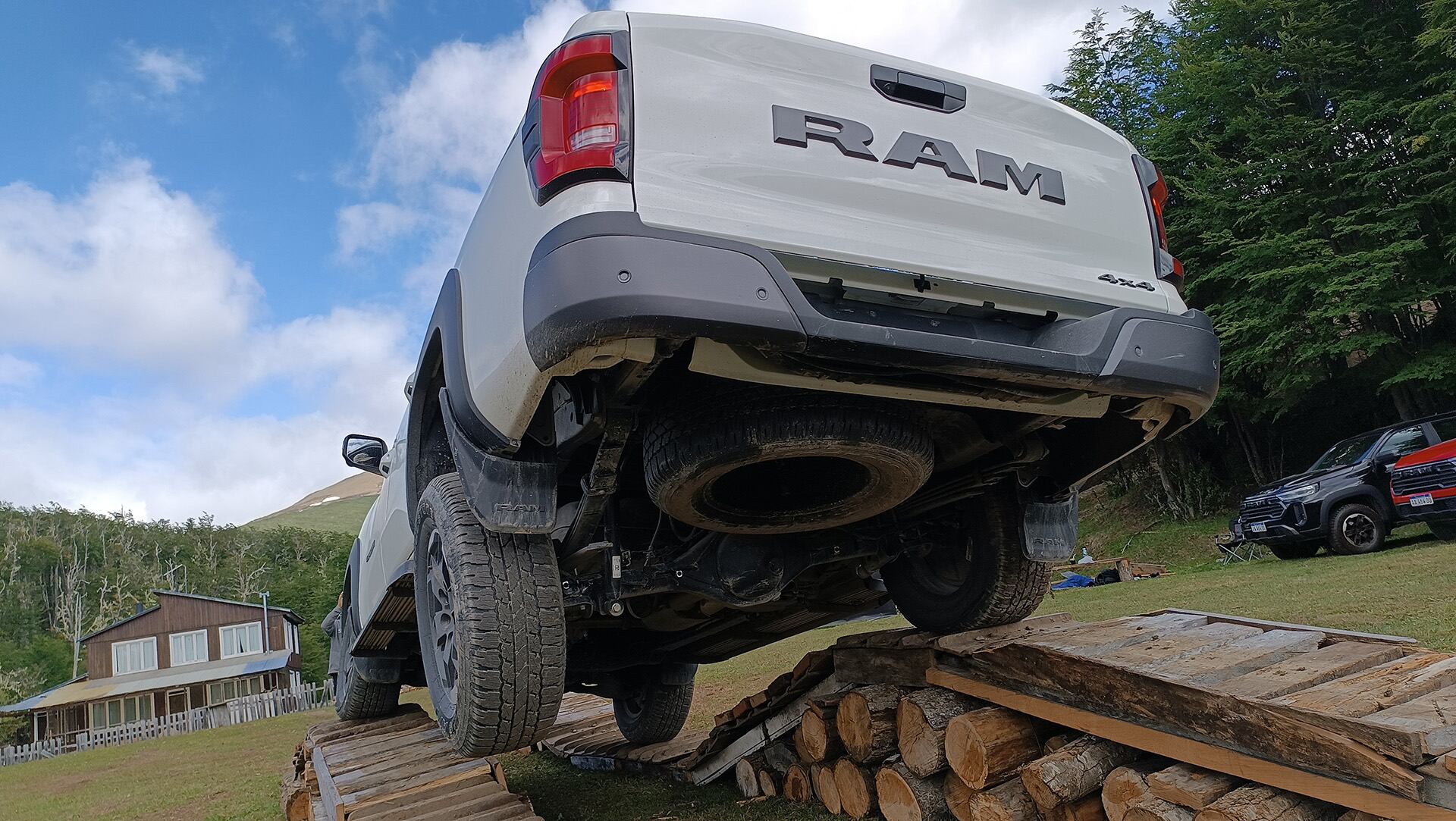 Ram Dakota se distingue de sus competidores por el bloqueo de diferencial trasero mecánico y una reductora de 4:1