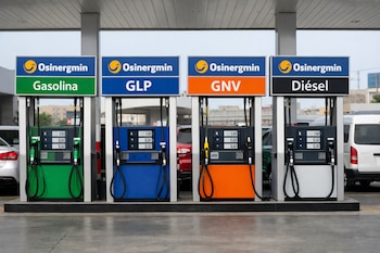Cuatro surtidores de combustible con los logos de Osinergmin muestran los precios de gasolina, GLP, GNV y diésel en una estación de servicio.