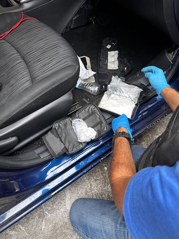 Las autoridades capturan a dos hombres en San Salvador tras decomisar cocaína, metanfetaminas, dinero y un arma vinculados a narcotráfico. (Foto: FGR)