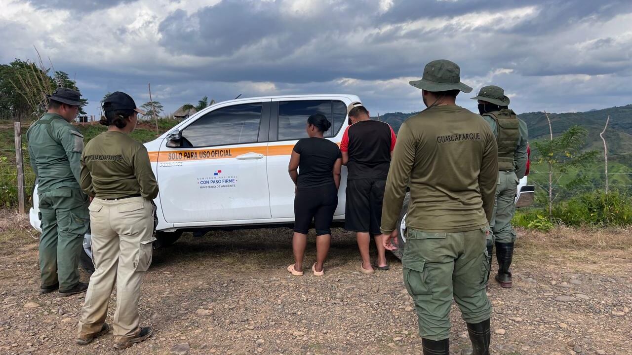 Guardaparques y Policía Ambiental aprehenden a dos personas por minería ilegal en la Reserva Forestal El Montoso de Panamá. (Foto cortesía autoridades ambientales)