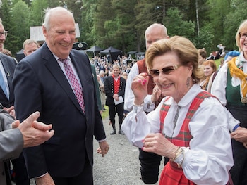 28/08/2026 Los Reyes Harald y Sonia de Noruega en una imagen de archivo.
"Con profunda tristeza anunciamos el fallecimiento de Su Majestad el Rey Harald. El rey Harald falleció en paz en el Hospital Nacional el viernes 28 de agosto a las 6:35 horas". Este es el escueto comunicado con el que la Casa Real noruega ha anunciado a primera hora de esta mañana el fallecimiento del que ha sido el Monarca del país escandinavo en los últimos 35 años tras sufrir un grave empeoramiento en su delicado estado de salud a causa de una infección en el torrente sanguíneo después de su ingreso de urgencia el pasado 17 de agosto debido a una acumulación de líquido en el cuerpo a causa de la anemia hemolítica que padecía.
POLITICA EUROPA ESPAÑA SOCIEDAD