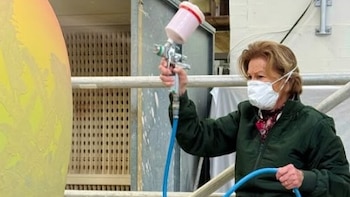 La reina Sonia de Noruega se pone el mono de trabajo para moldear y pintar dos vasijas de 400 kilos: así fue su intenso mes en taller antes de ir a Málaga