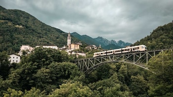 Pueblos sin coches, trenes clásicos y cascadas: la ruta menos conocida de Europa que sorprende en cada estación