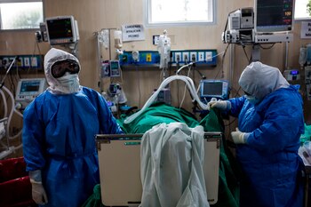 Pacientes contagiados de COVID-19 reciben