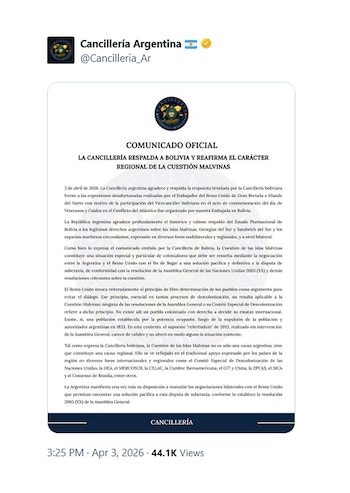 Captura de pantalla de un monitor mostrando un tuit de la Cancillería Argentina con un comunicado oficial sobre el respaldo a Bolivia y la cuestión Malvinas
