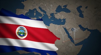 Bandera de Costa Rica ondeando en primer plano con un mapa del Medio Oriente en el fondo, mostrando la región de Israel con una Estrella de David y posibles ataques.