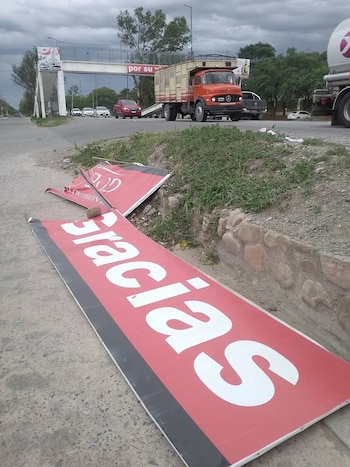 Uno de los carteles de