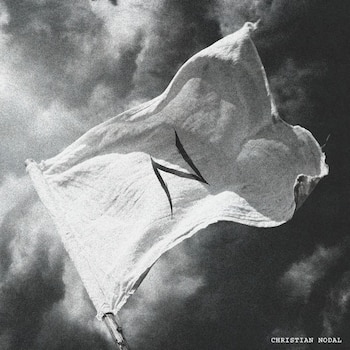Imagen en blanco y negro granulada de una bandera blanca ondeando con un símbolo oscuro en forma de 'Z' o rayo, sobre un cielo nublado y oscuro