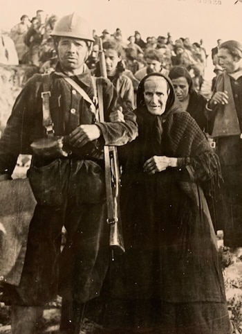 Soldados del bando republicano junto a los civiles tras el fin del asedio del santuario. (Instituto de Estudios Giennenses)