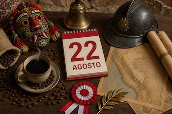 Un calendario abierto en el 22 de agosto sobre una mesa de madera con una taza de café, una máscara andina, un casco y un mapa de Perú.
