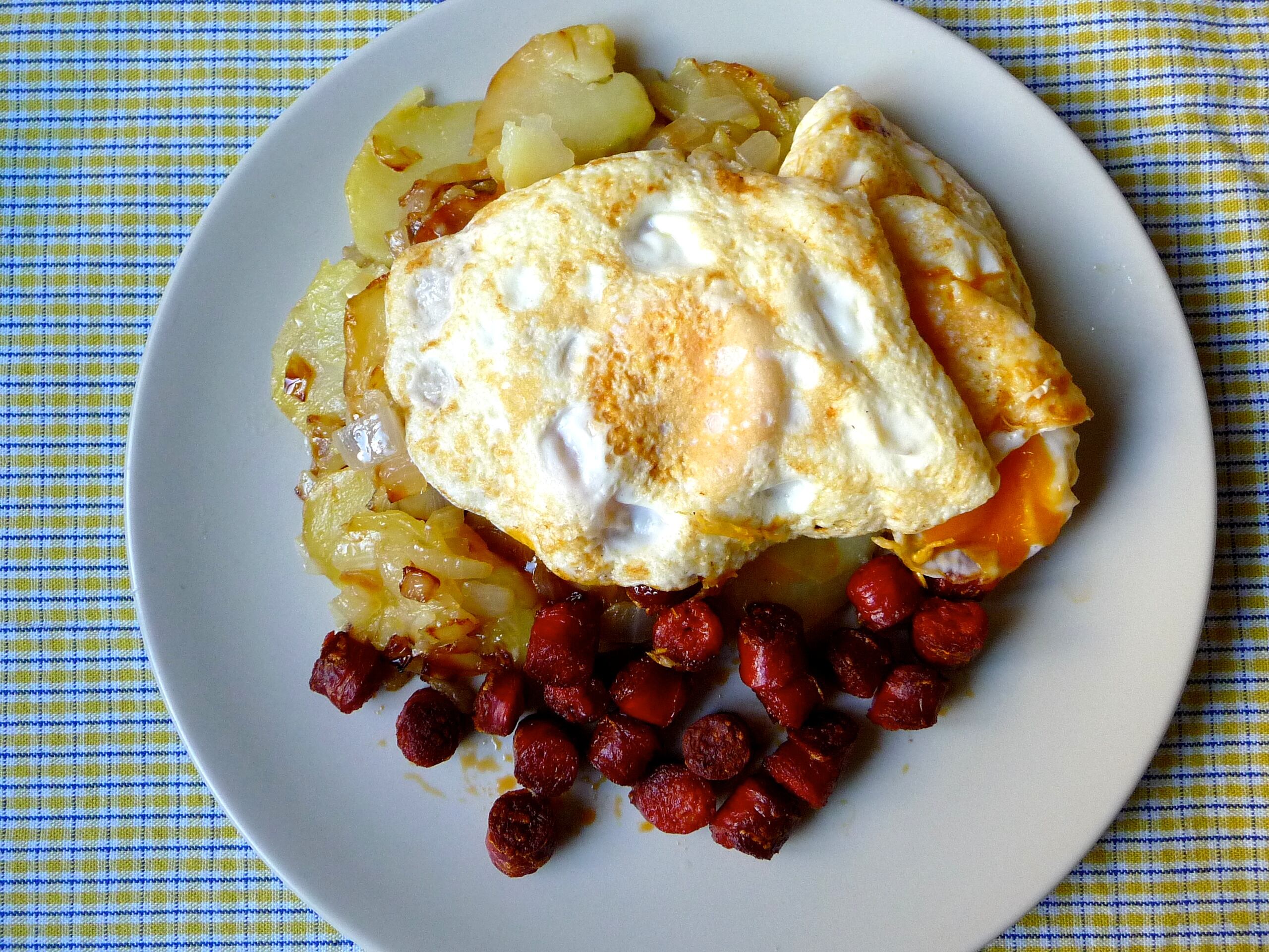 Huevos fritos con patatas y chistorra (Flickr)
